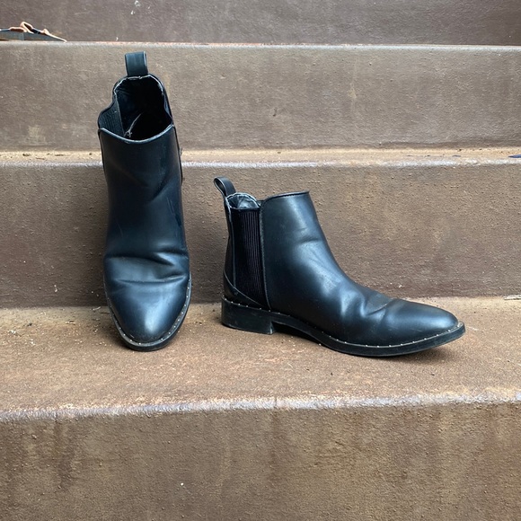 Zara Shoes - Zara “Chelsea” Boots